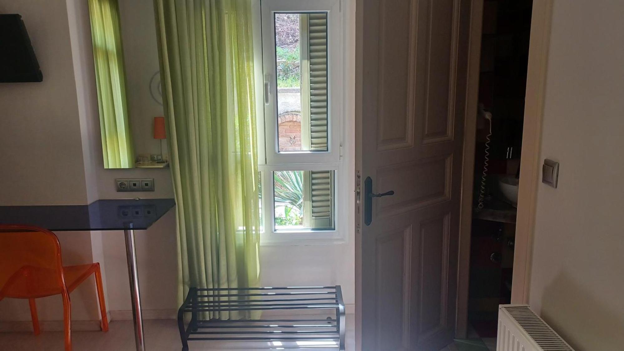 Room "Frog" In A Neoclasical House كاستوريا المظهر الخارجي الصورة
